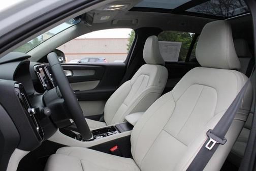 2024 Volvo XC40 B5 Plus Dark Theme