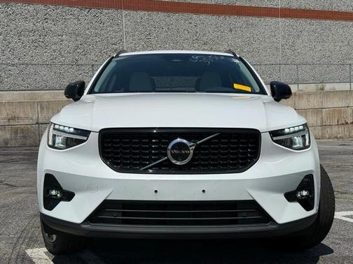 2024 Volvo XC40 B5 Plus Dark Theme
