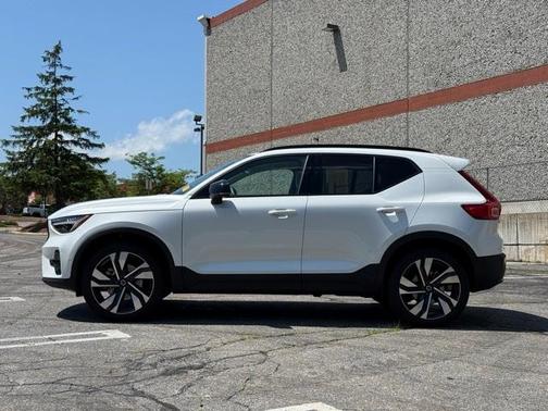 2024 Volvo XC40 B5 Plus Dark Theme