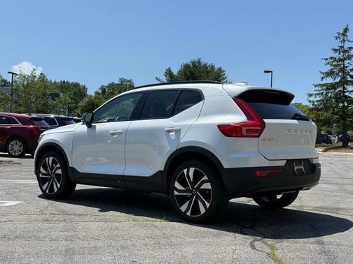 2024 Volvo XC40 B5 Plus Dark Theme