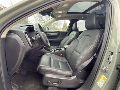 2025 Volvo XC40 B5 Plus Bright Theme