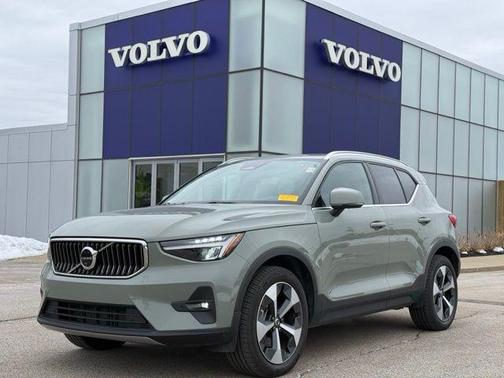 2025 Volvo XC40 B5 Plus Bright Theme