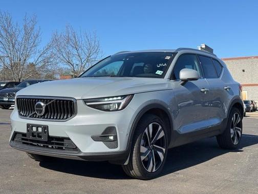 2025 Volvo XC40 B5 Plus Bright Theme