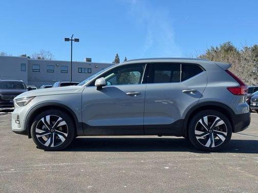 2025 Volvo XC40 B5 Plus Bright Theme