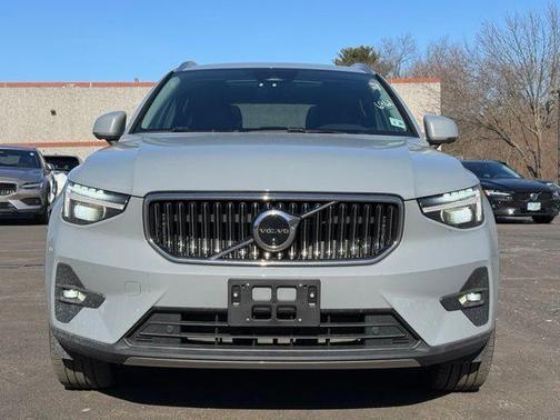 2025 Volvo XC40 B5 Plus Bright Theme