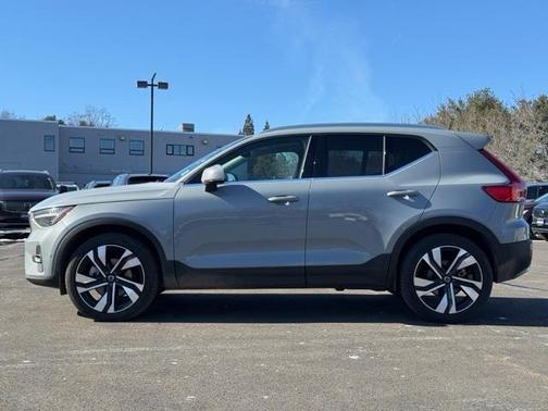 2025 Volvo XC40 B5 Plus Bright Theme