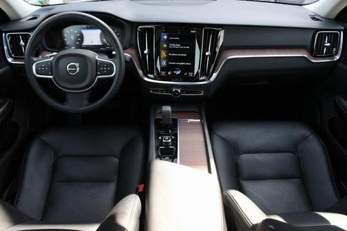 2022 Volvo S60 B5 Momentum