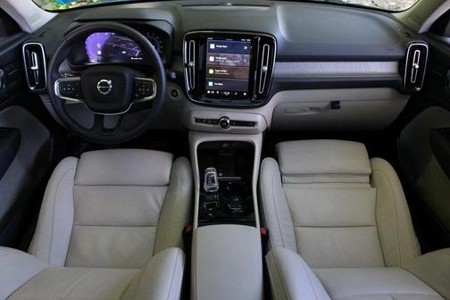 2023 Volvo XC40 B5 Plus Dark Theme