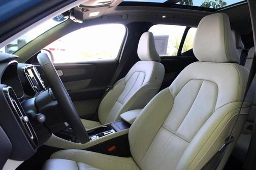 2023 Volvo XC40 B5 Plus Dark Theme