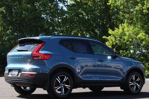2023 Volvo XC40 B5 Plus Dark Theme