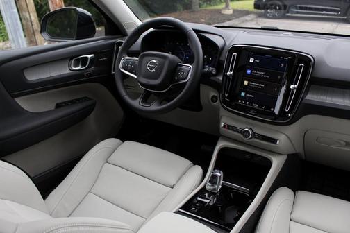 2025 Volvo XC40 B5 Plus Dark Theme