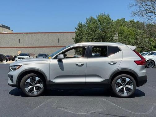2025 Volvo XC40 B5 Plus Bright Theme
