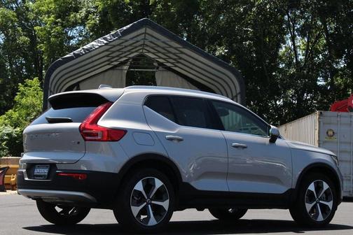 2025 Volvo XC40 B5 Plus Bright Theme