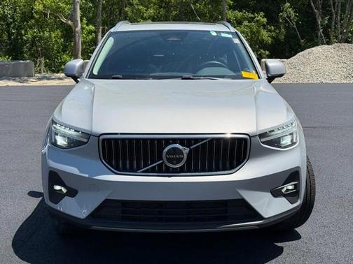 2025 Volvo XC40 B5 Plus Bright Theme