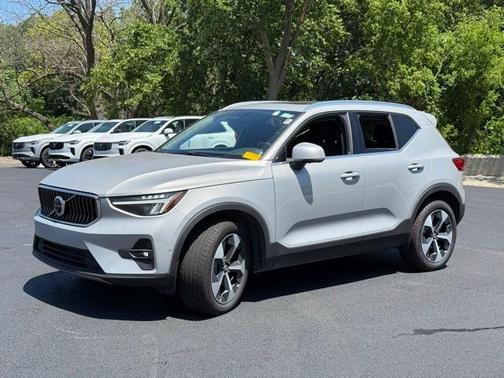 2025 Volvo XC40 B5 Plus Bright Theme