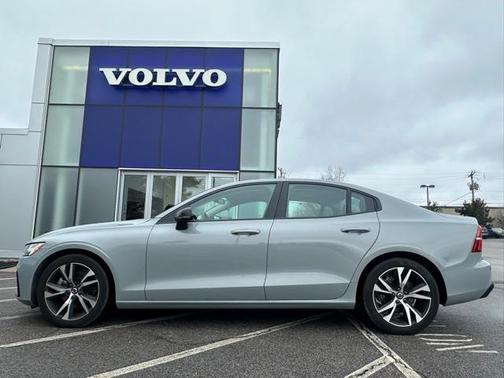 2024 Volvo S60 B5 Core Dark Theme
