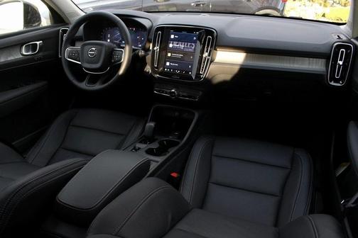 2025 Volvo XC40 B5 Core Bright Theme