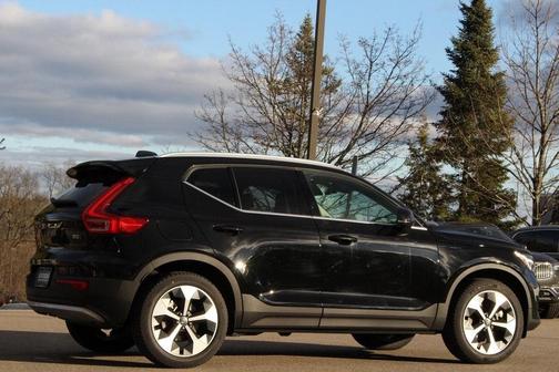 2025 Volvo XC40 B5 Core Bright Theme