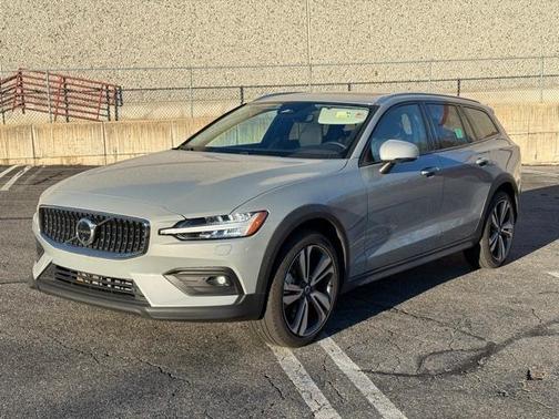 2025 Volvo V60 Cross Country B5 Plus