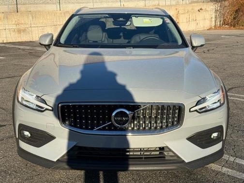 2025 Volvo V60 Cross Country B5 Plus