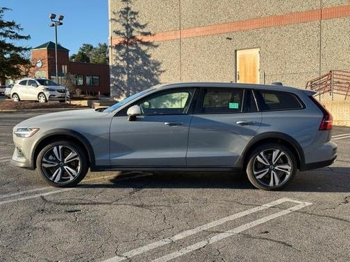 2025 Volvo V60 Cross Country B5 Plus