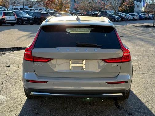 2025 Volvo V60 Cross Country B5 Plus