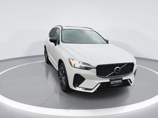 Crystal White Metallic 2023 Volvo XC60 B5 Plus Dark Theme