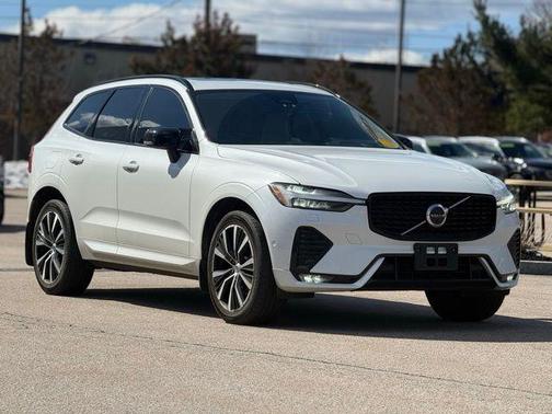 Crystal White Metallic 2023 Volvo XC60 B5 Plus Dark Theme
