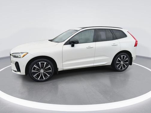 Crystal White Metallic 2023 Volvo XC60 B5 Plus Dark Theme