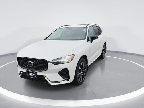 Crystal White Metallic 2023 Volvo XC60 B5 Plus Dark Theme