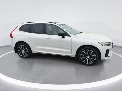 Crystal White Metallic 2023 Volvo XC60 B5 Plus Dark Theme