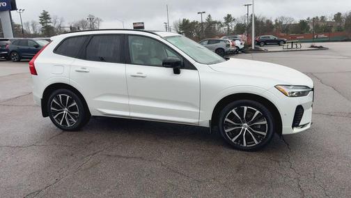 Crystal White Metallic 2023 Volvo XC60 B5 Plus Dark Theme