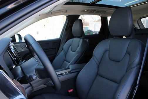 2023 Volvo XC60 B5 Plus Bright Theme