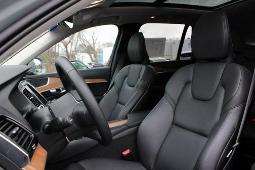 2024 Volvo XC90 B6 Plus Bright Theme 7-Seater