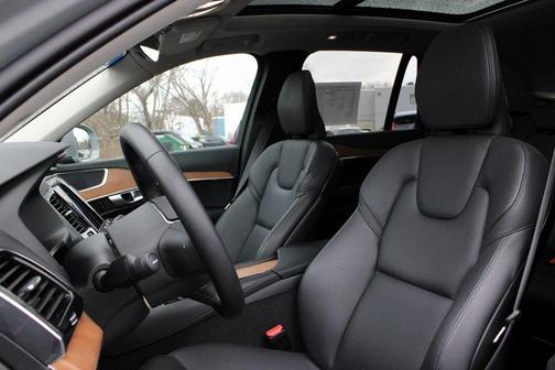 2024 Volvo XC90 B6 Plus Bright Theme 7-Seater