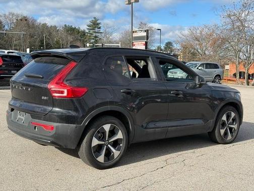 2025 Volvo XC40 B5 Plus Dark Theme