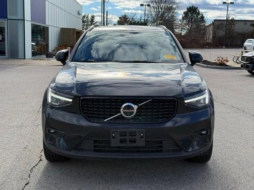 2025 Volvo XC40 B5 Plus Dark Theme