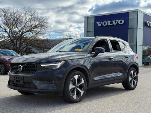 2025 Volvo XC40 B5 Plus Dark Theme