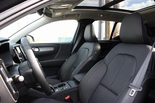 2025 Volvo XC40 B5 Core Bright Theme