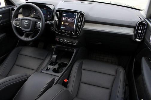 2025 Volvo XC40 B5 Core Bright Theme