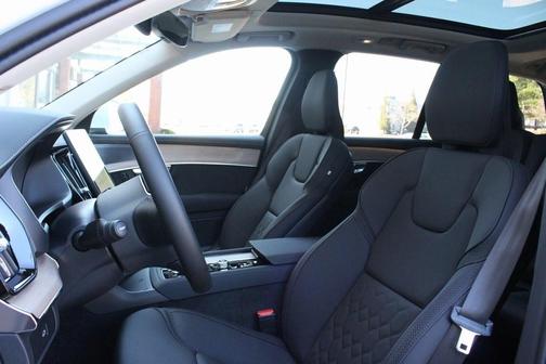 2025 Volvo XC90 B6 Plus 7-Seater