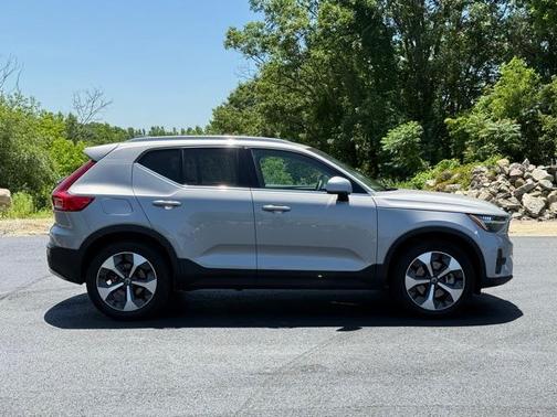 2023 Volvo XC40 B5 Plus Bright Theme