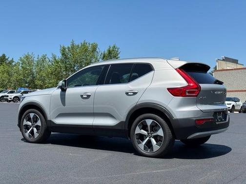 2023 Volvo XC40 B5 Plus Bright Theme