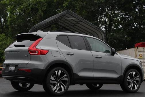 2025 Volvo XC40 B5 Ultra Dark Theme