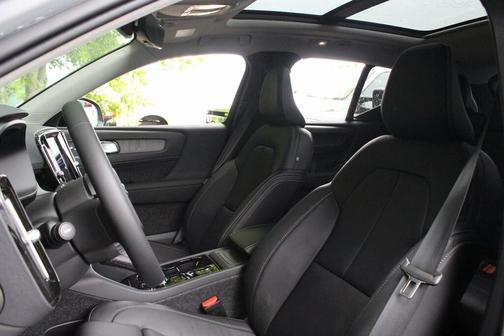 2025 Volvo XC40 B5 Ultra Dark Theme