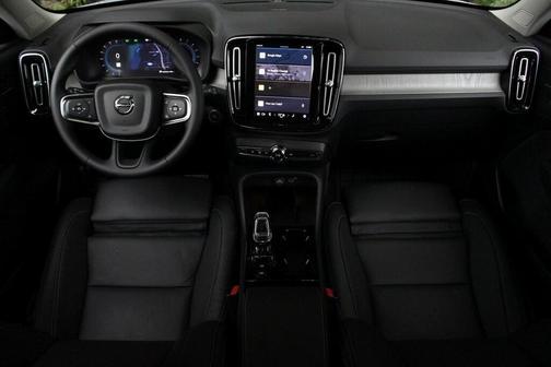 2025 Volvo XC40 B5 Ultra Dark Theme