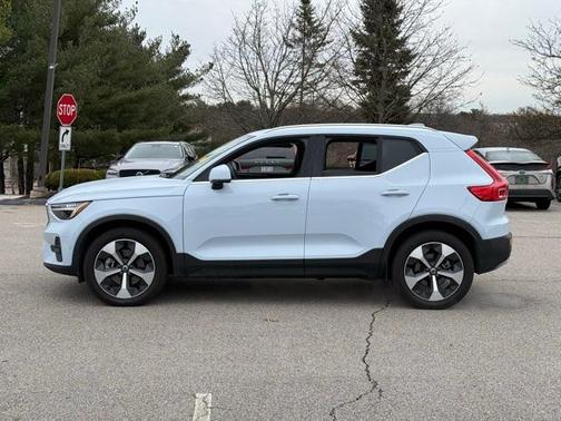 2025 Volvo XC40 B5 Plus Bright Theme