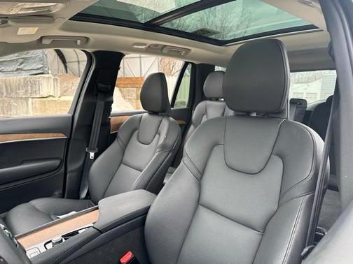 2024 Volvo XC90 B5 Plus Bright Theme