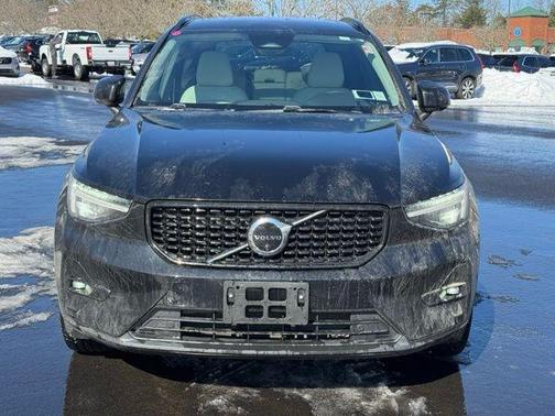 2023 Volvo XC40 B5 Plus Dark Theme