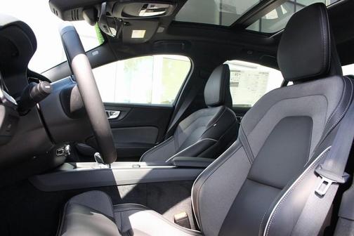 2024 Volvo S60 B5 Plus Black Edition